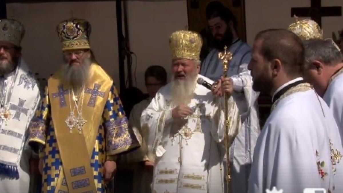 sfanta maria zeci de mii de romani la icoana facatoare de minuni de la manastirea nicula live video