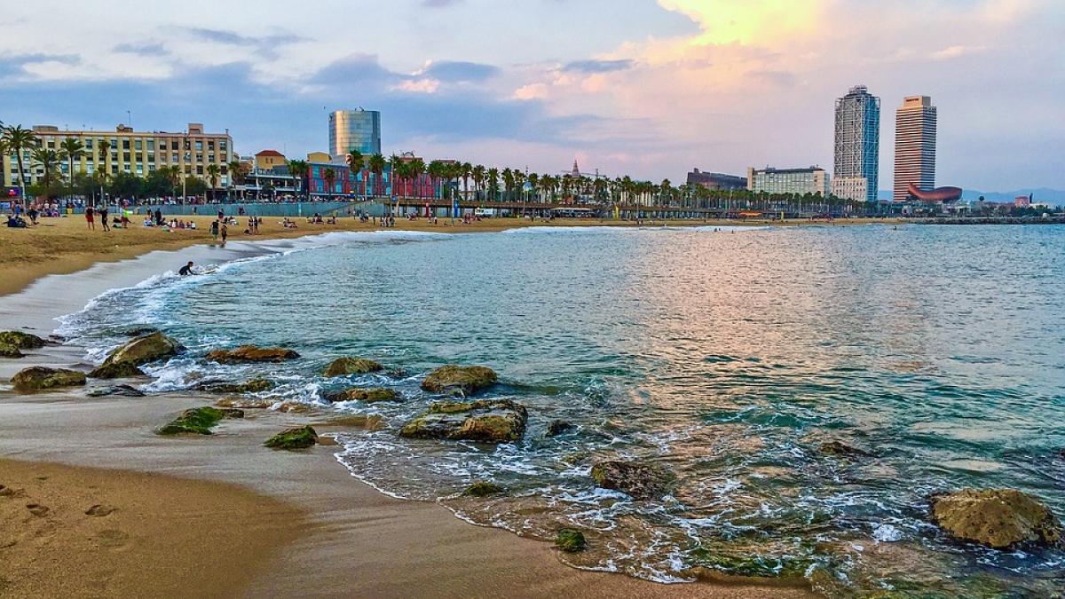 descoperire ingrijoratoare pe plajele din barcelona la ce pericole sunt expusi turistii