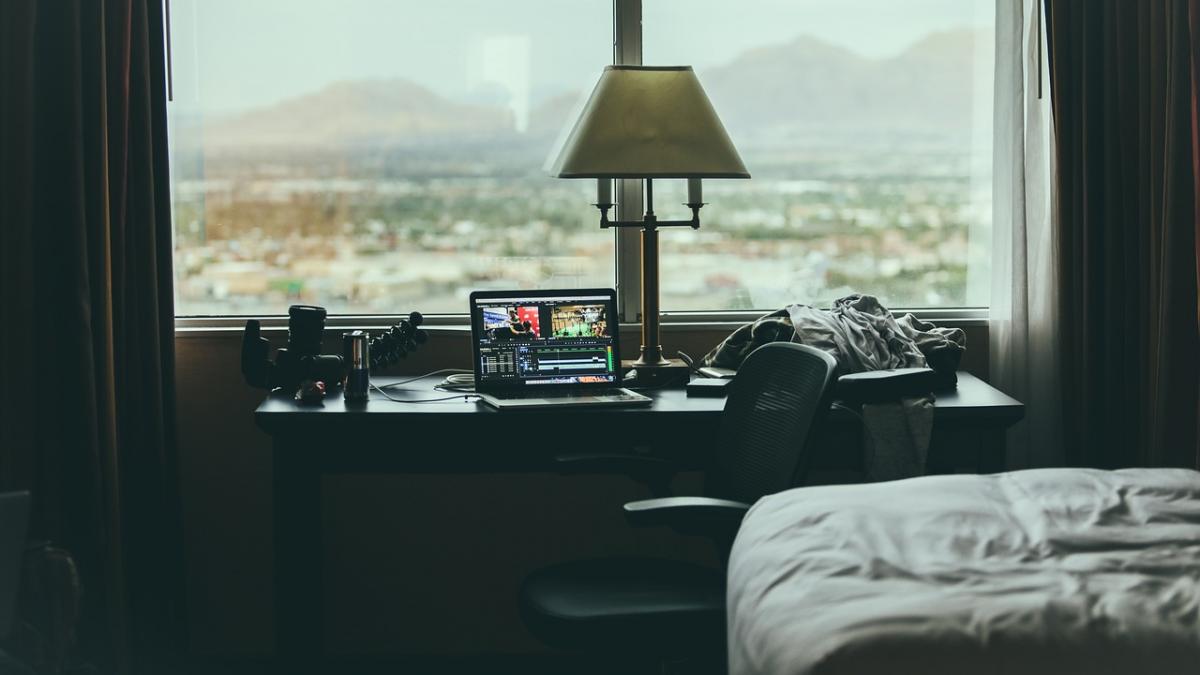 era cu parintii in vacanta cand tatal sau a iesit putin din camera cand s a intors a incremenit ce