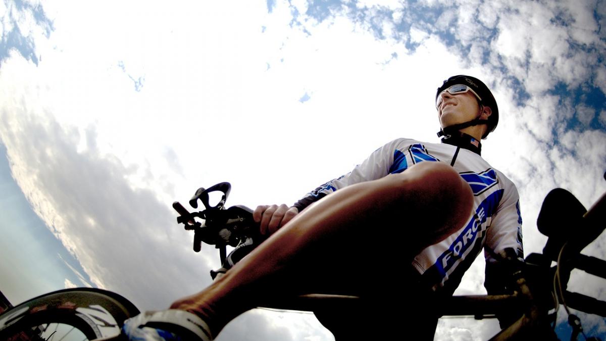 mergea pe bicicleta linistit cand a simtit o muscatura cand s a uitat mai bine nu i a venit sa