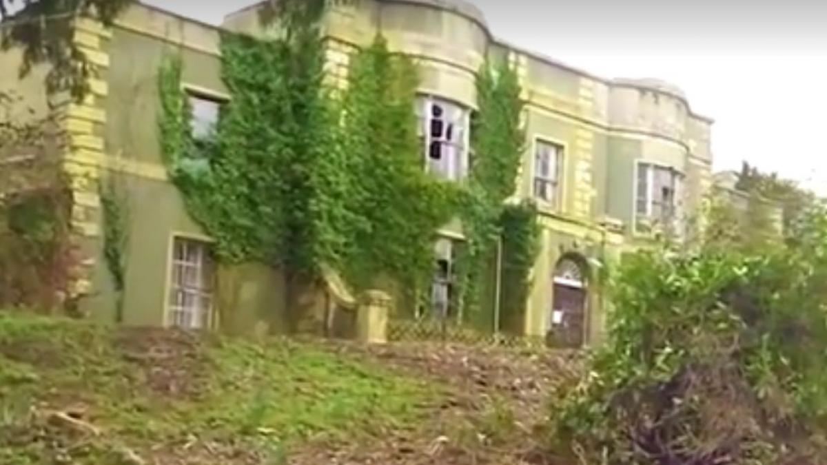 se plimbau printr o padure cand au dat peste o casa abandonata arata ca un castel parasit cand au