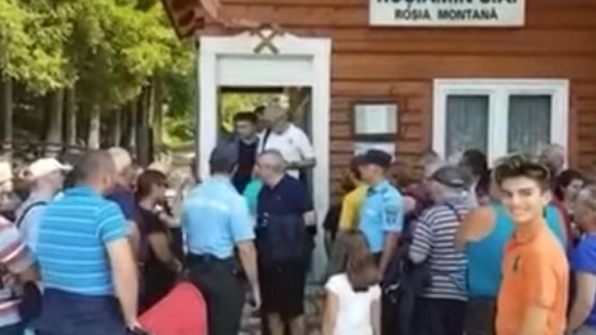 tariceanu apostrofat la muzeul de la rosia montana vizitatorii il acuza ca ar fi intrat peste rand