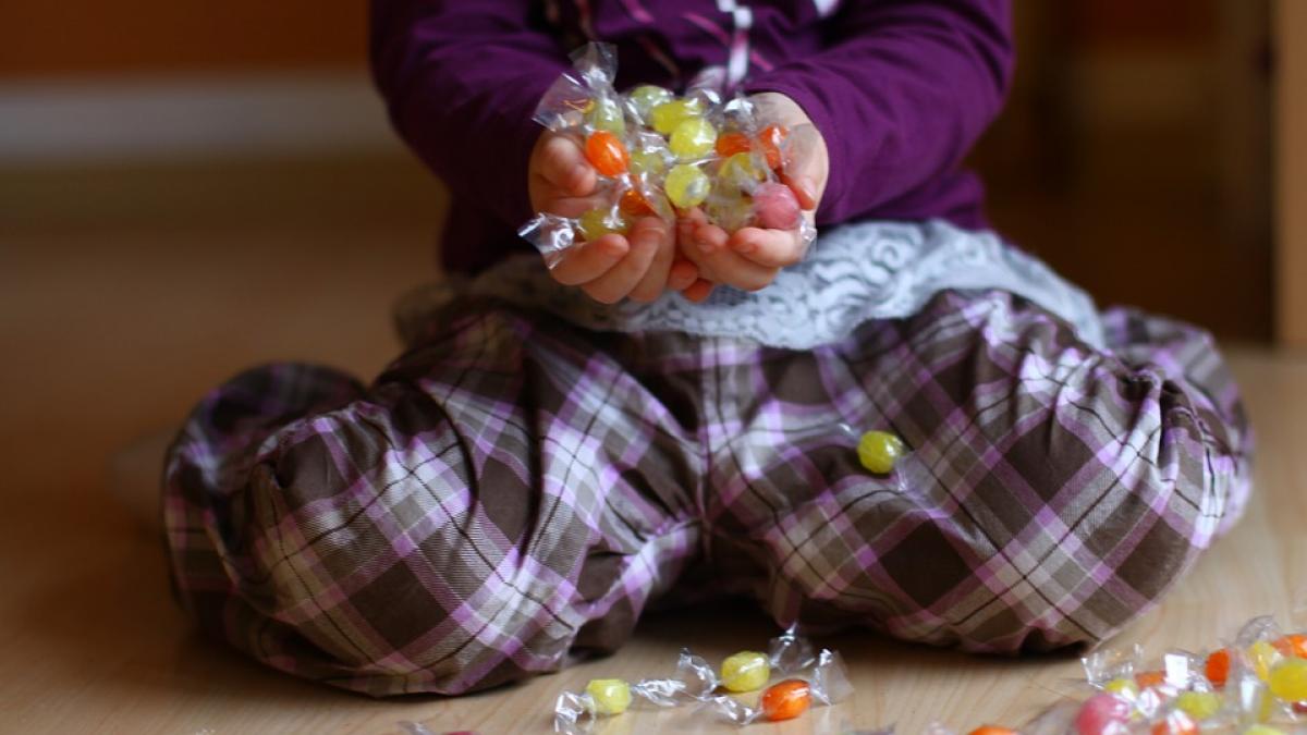 la 12 ani si a violat sora de patru ani si a mituit o cu bomboane ca sa taca