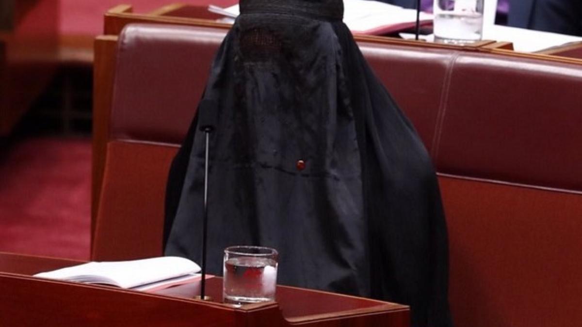 motivul pentru care o senatoare a mers in parlament imbracata in burqa