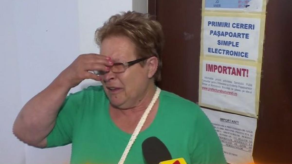 o noua zi de haos la directia de pasapoarte femeie in lacrimi la coada la pasapoarte