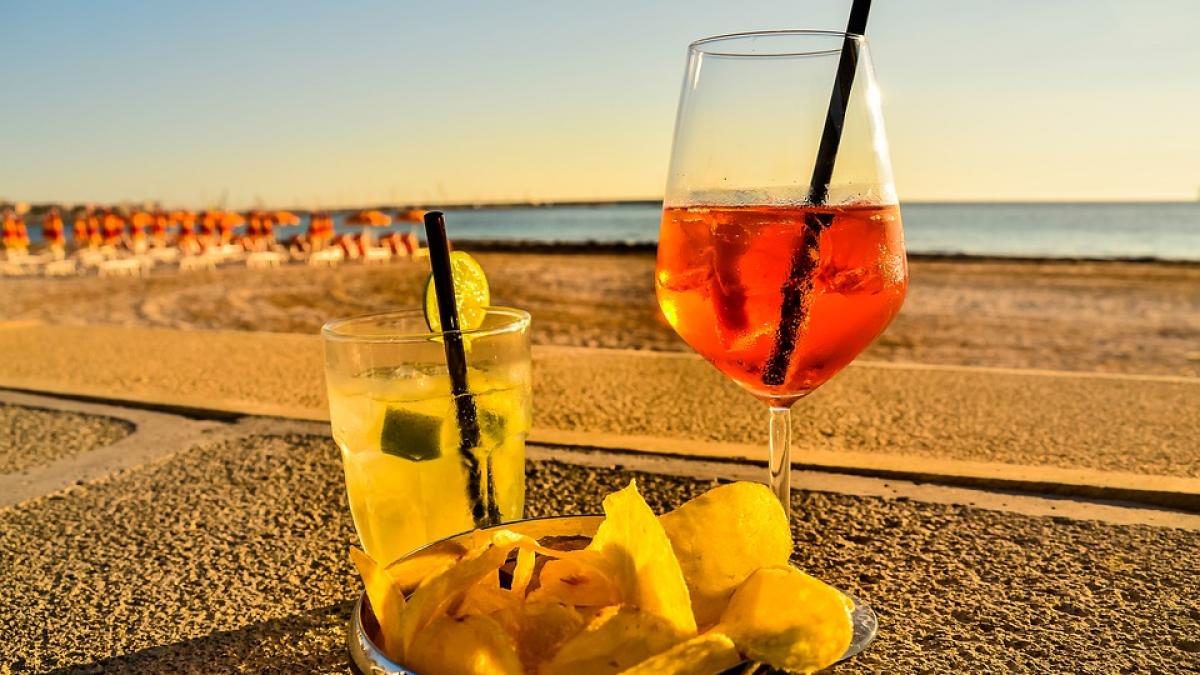 pericolul de pe plaja ce au gasit medicii in bautura si mancarea vandute turistilor ne pot