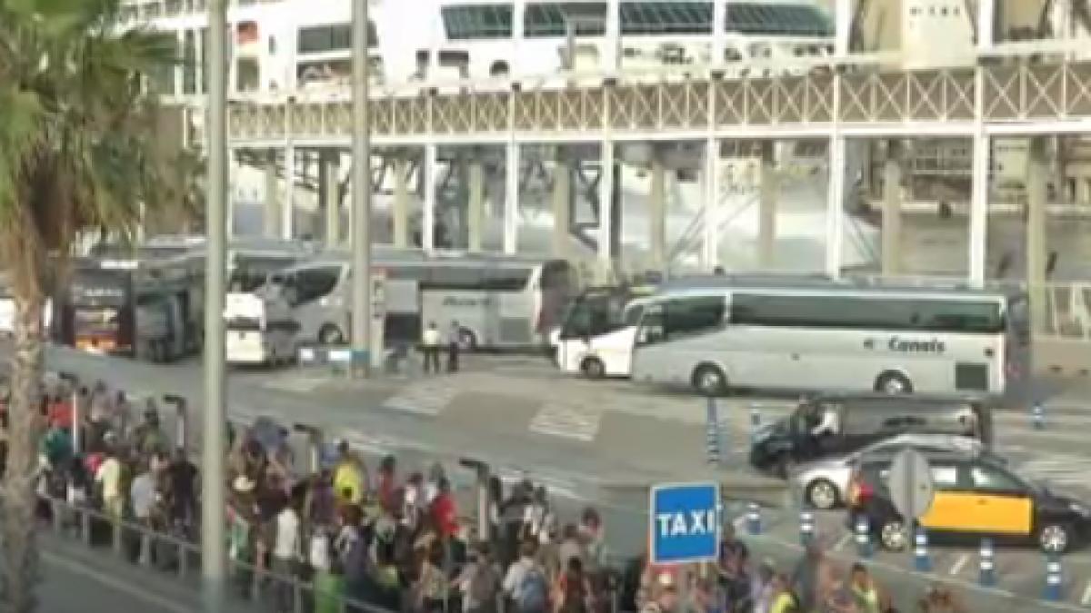 turistii din barcelona loviti cu oua de localnicii nemultumiti de aglomeratie