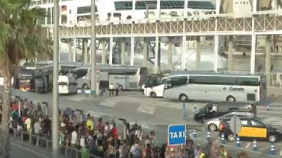 turistii din barcelona loviti cu oua de localnicii nemultumiti de aglomeratie