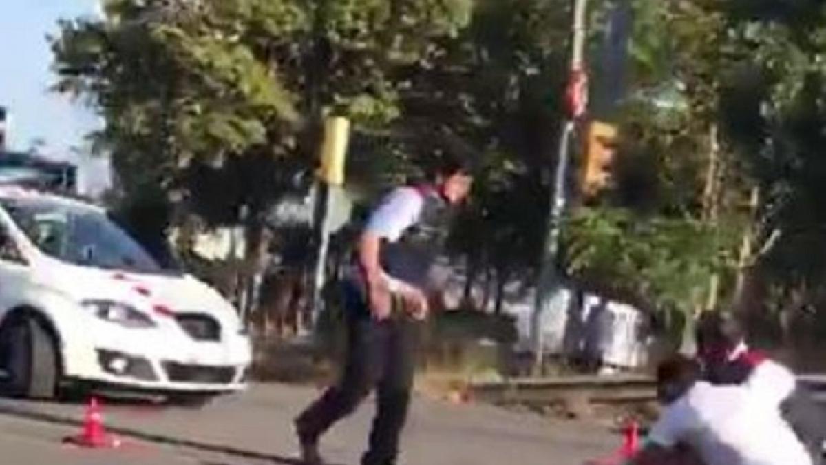 barbatul mort din masina ce a ranit un politist la un punct de control din barcelona nu era soferul