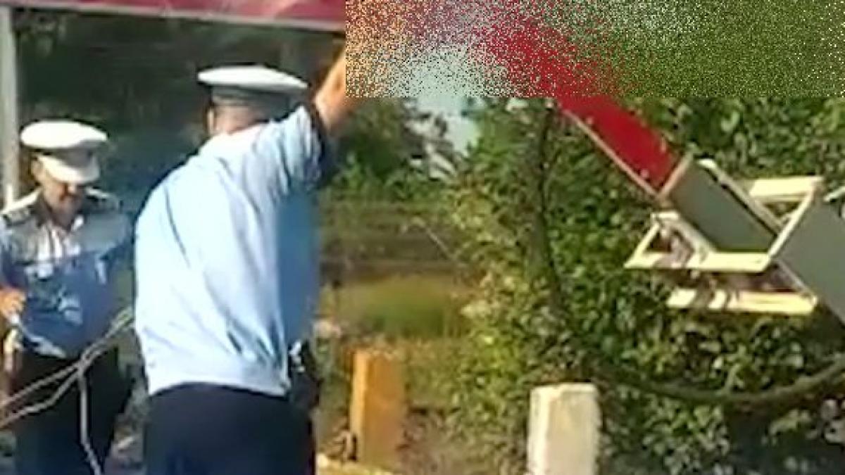 de tot rasul cum au fost filmati doi politisti langa o bariera defecta pe o sosea aglomerata din