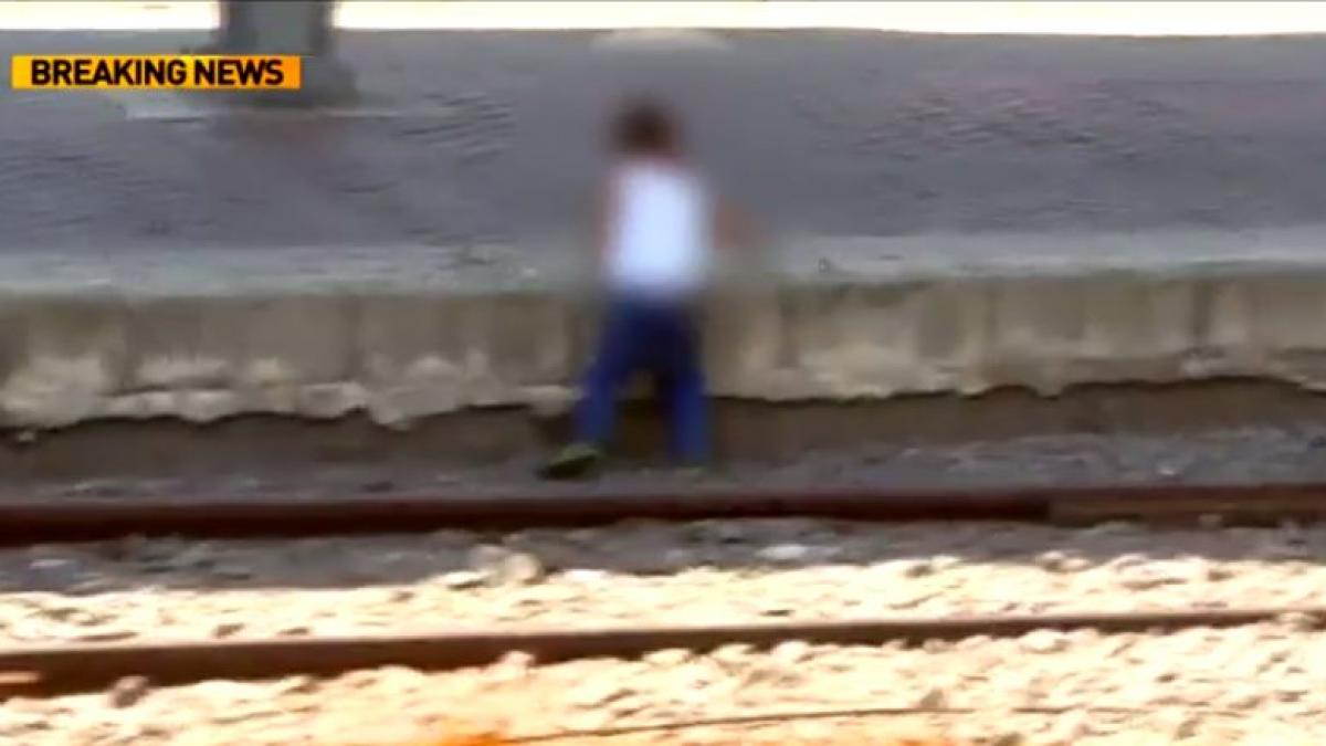 imagini halucinante copil lasat sa se joace pe sine in gara de nord