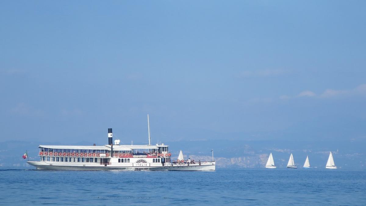 cel putin trei oameni au murit iar mai multi au fost dati disparuti dupa ciocnirea a doua vase