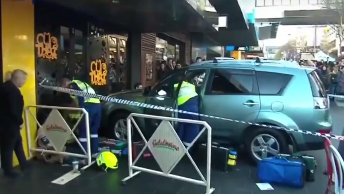 o masina a intrat intr o zona pietonala a unui centru comercial din sydney cinci persoane au fost