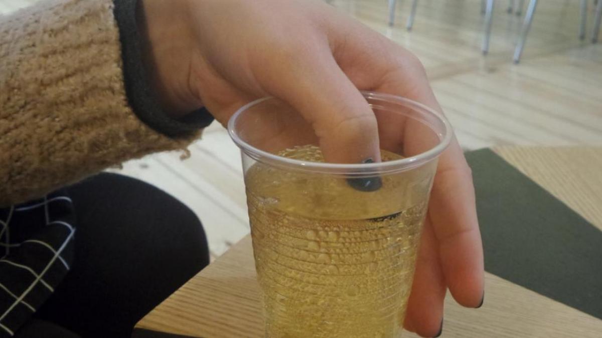 si a introdus discret degetul in paharul pe care si l comandase la bar cand a vazut ce se intampla