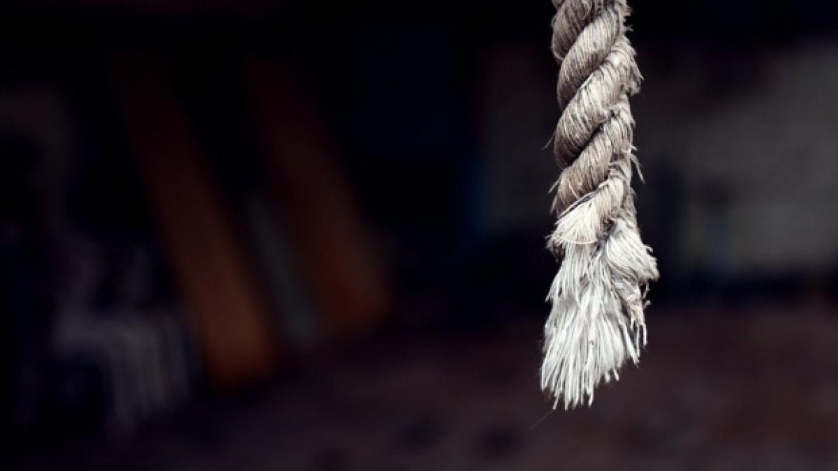 tragedie in vaslui un copil de 13 ani si a gasit mama spanzurata