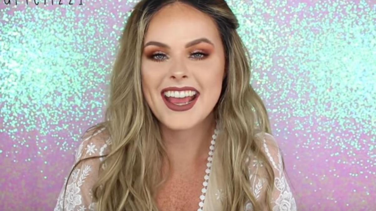 intr o dimineata aceasta tanara superba a inceput sa auda zgomote ciudate intr o ureche apoi si a