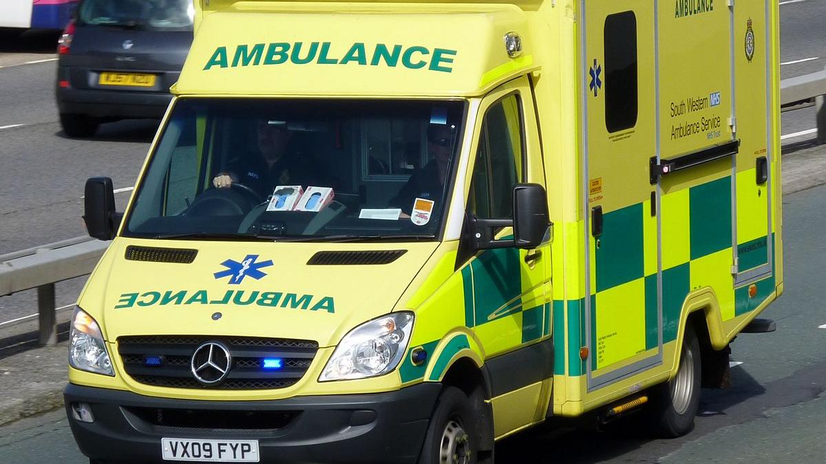 a mancat pranzul la scoala iar dupa cateva minute i s a facut rau colegii si profesorii l au privit