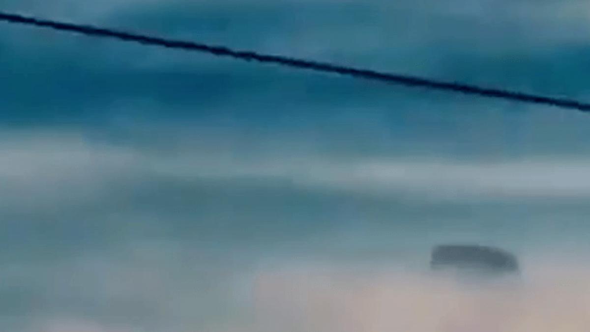 se afla in vacanta cand a observat ceva ciudat pe geamul masinii a scos imediat telefonul si a