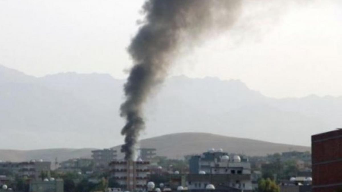 atentat in afganistan un kamikaze s a aruncat in aer cu o masina plina de explozivi sunt zeci de