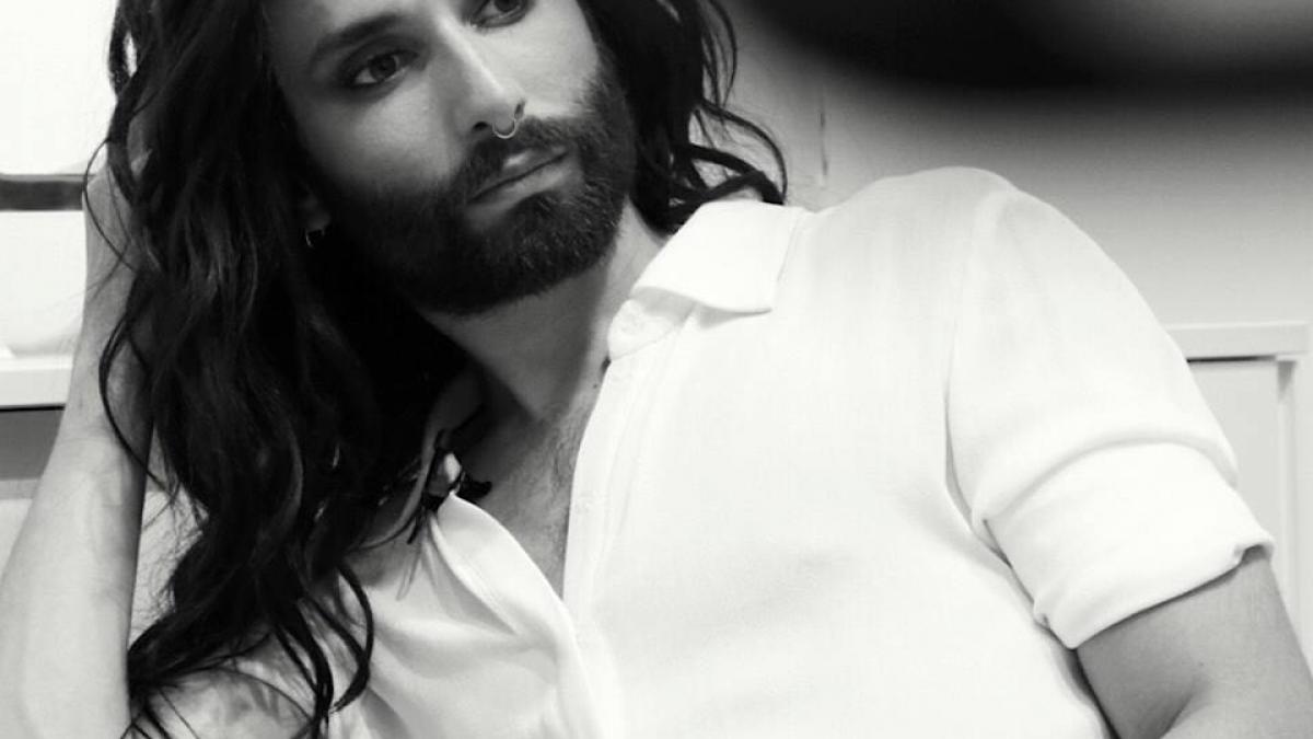 cum arata in realitate conchita wurst nu are barba si nici parul lung