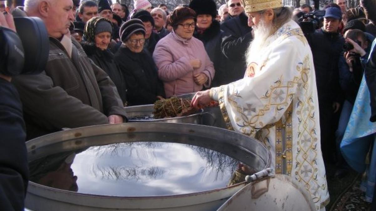 nu mai bea apa sfintita un mililitru contine pana la 62 de milioane de bacterii