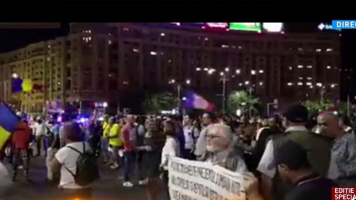 un grup de protestatari a blocat circulatia in piata victoriei