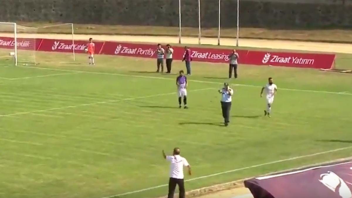 un politist care vorbea la telefon a intrat din greseala pe teren in timpul unui meci de fotbal