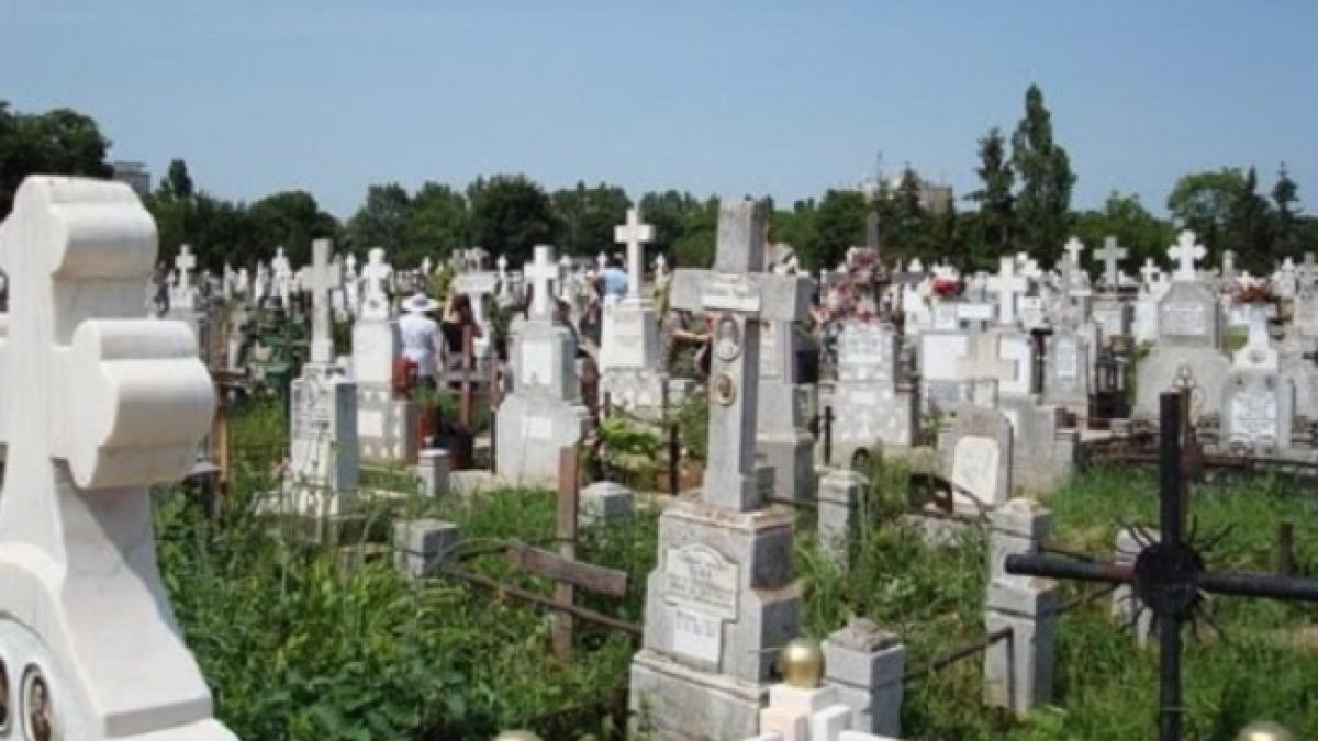 a mers la o clarvazatoare pentru ca isi visa in fiecare noapte iubita moarta si credea ca n o sa