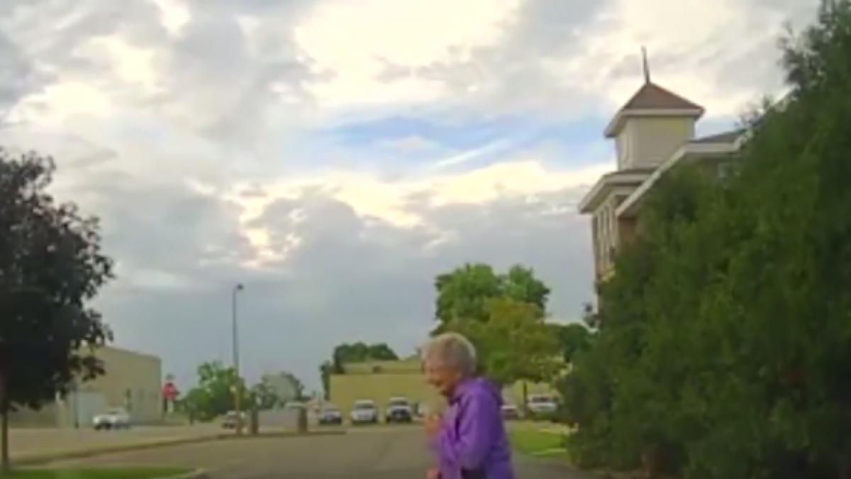 are 92 de ani si a fost surprinsa dansand singura pe strada reactia incredibila a unei politiste