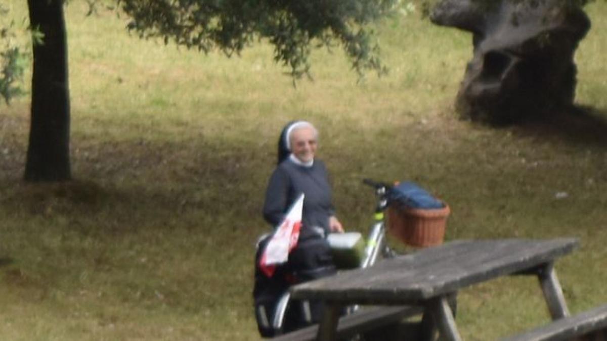 ce face aceasta calugarita in fiecare pelerinaj am crezut ca nu vad bine am scos telefonul sa o