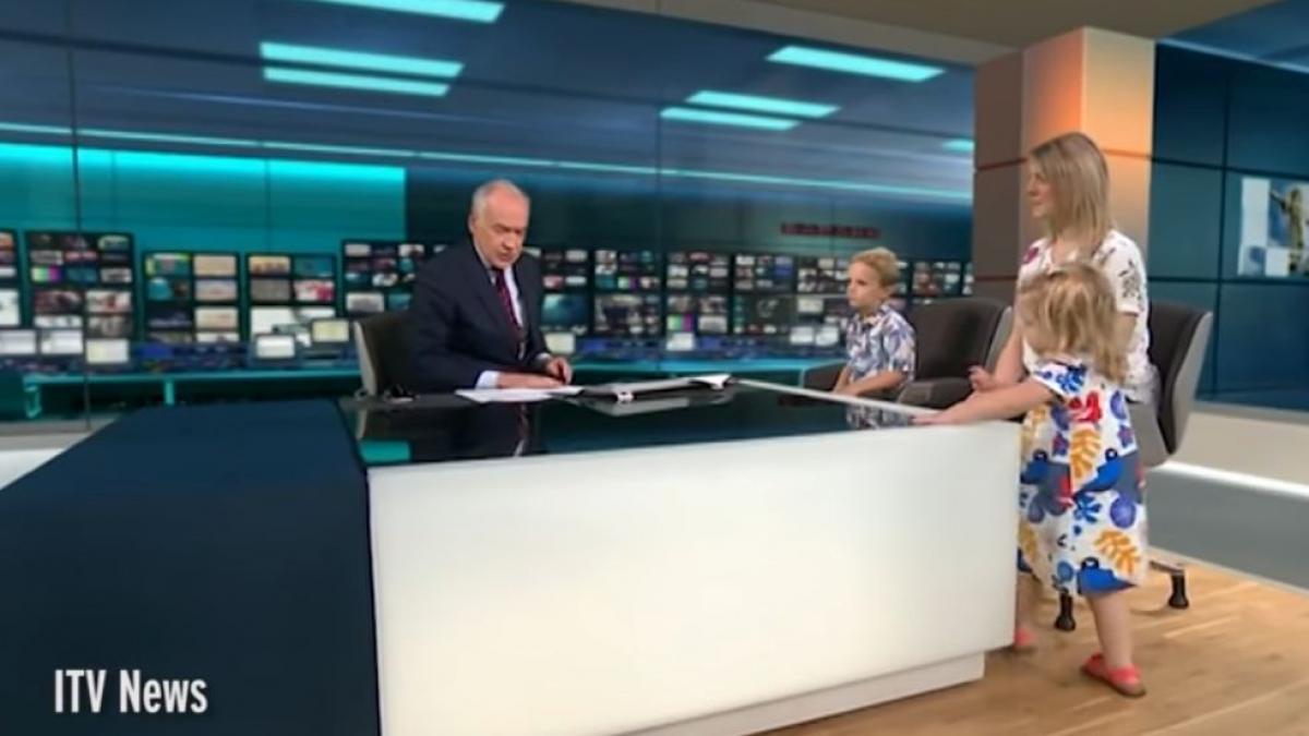 o fetita a intrerupt o emisiune tv reactia prezentatorului este uluitoare video