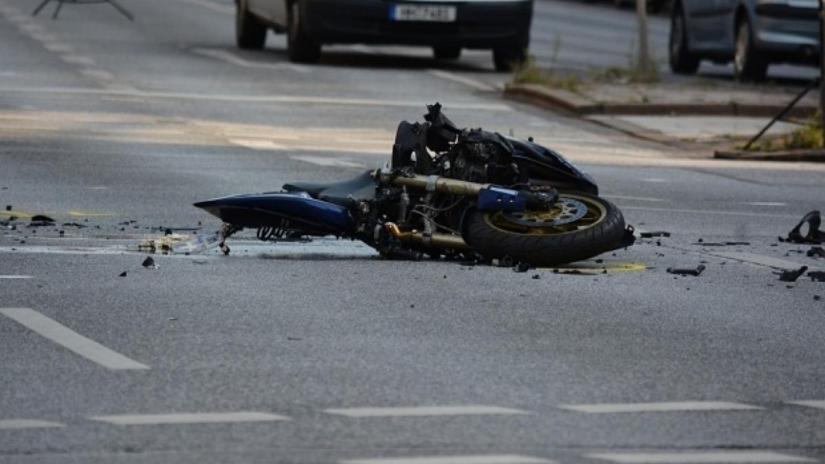 Accident grav în Capitală. Un motociclist a fost prins sub un autoturism