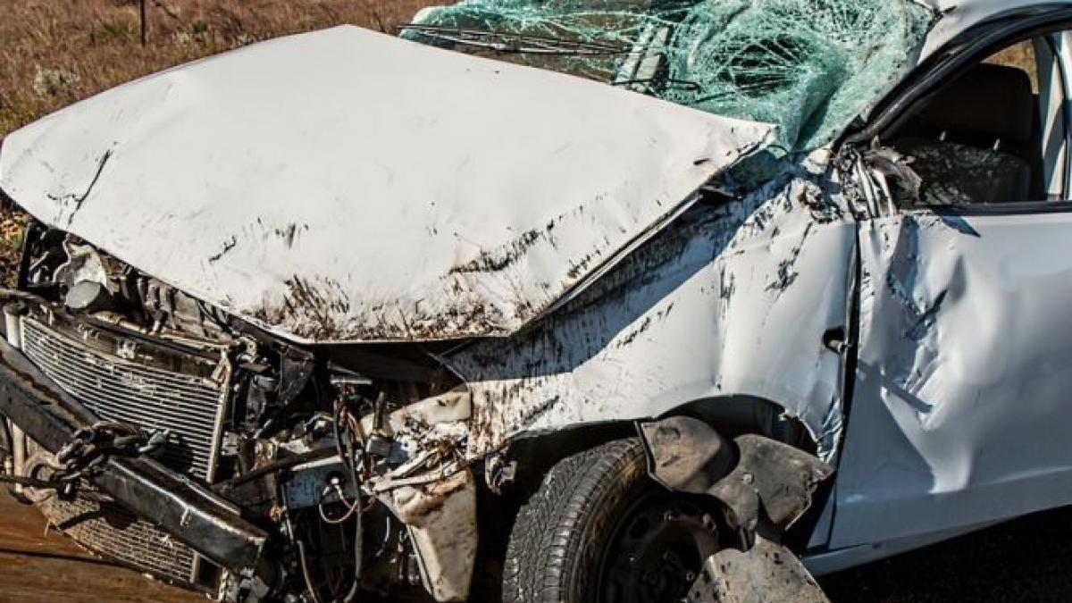 accident mortal la calimanesti a adormit la volan si a intrat cu masina intr un copac