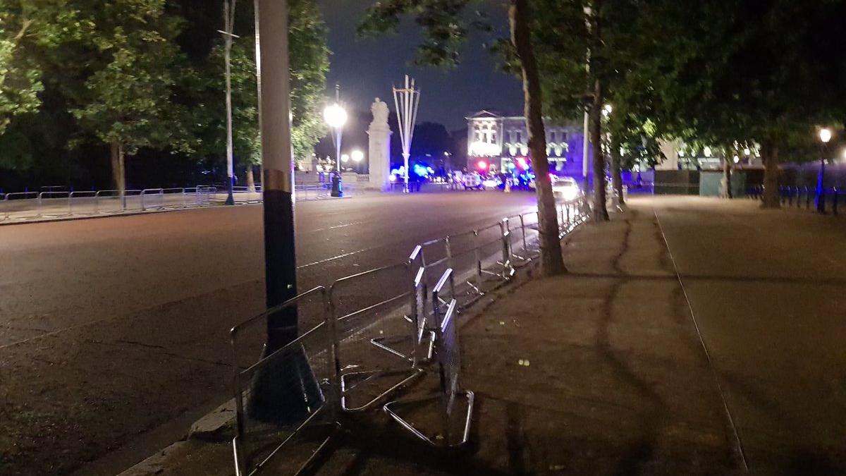 Alertă la Palatul Buckingham! Un bărbat înarmat cu un cuțit a atacat doi ofițeri de poliție - VIDEO