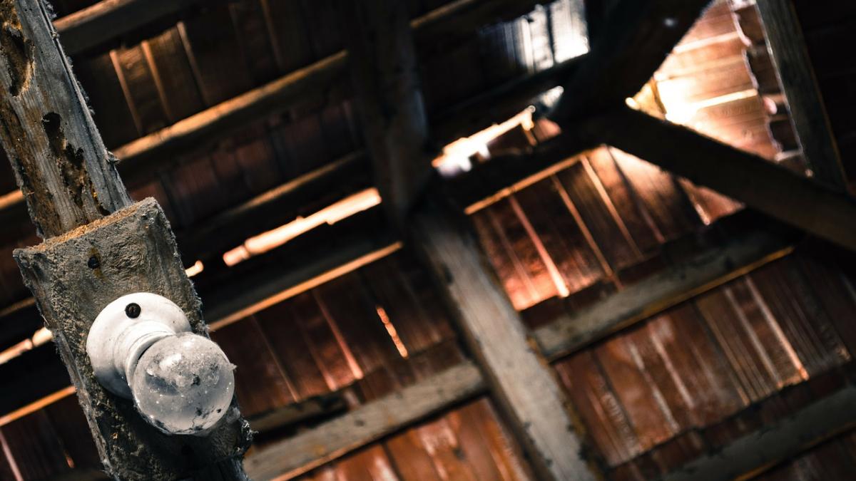 au inceput sa observe un lichid ciudat scurgandu se pe lustra lor asa ca au decis sa arunce o