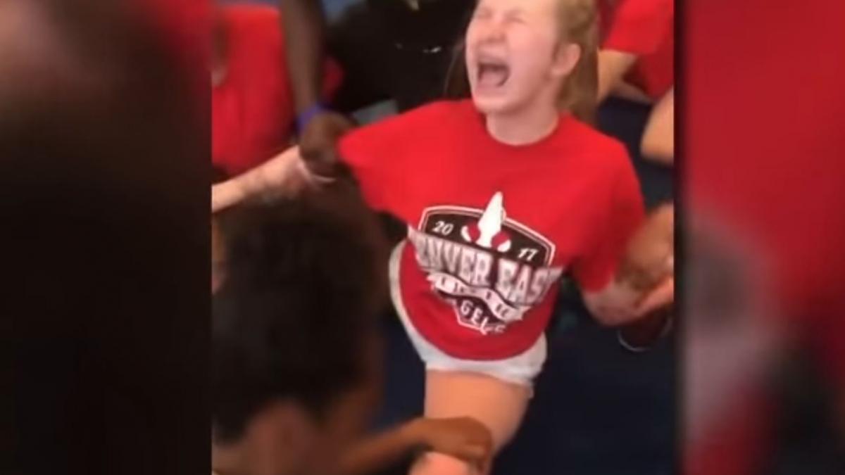 imagini socante dintr o scoala o adolescenta urla de durere in timp ce este fortata de profesor sa