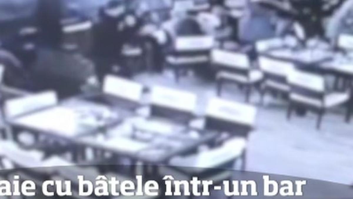 imagini socante surprinse intr un bar din falticeni bataie generala cu bate sticle si sabii video
