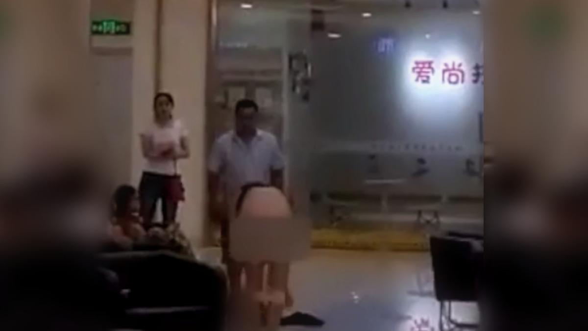 s a intalnit cu un barbat la mall el i a spus doar 4 cuvinte si ea a inceput sa se dezbrace ce a