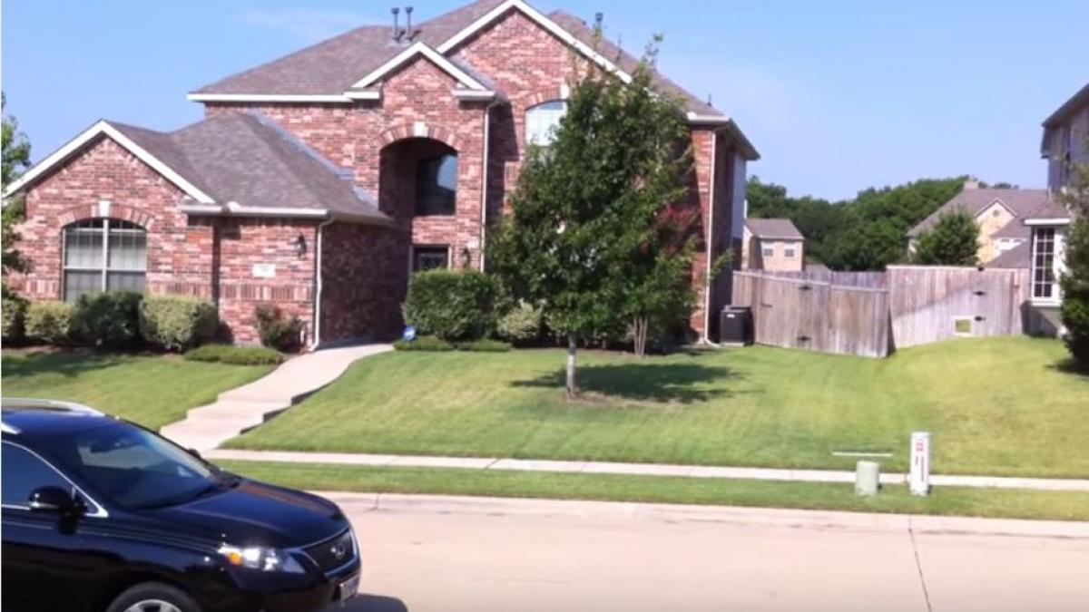 un grup de romi din romania terorizeaza oraselul texan unde s a turnat serialul dallas