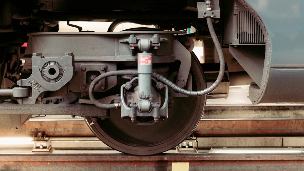 scene de groaza in gara babadag femeie prinsa sub un vagon de marfa in timp ce incerca sa treaca pe