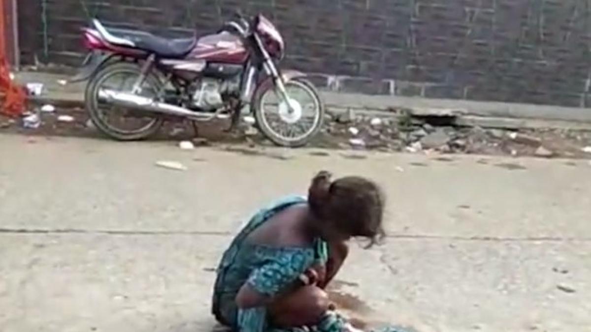 fata s a prabusit pe strada si a inceput sa tipe si sa planga