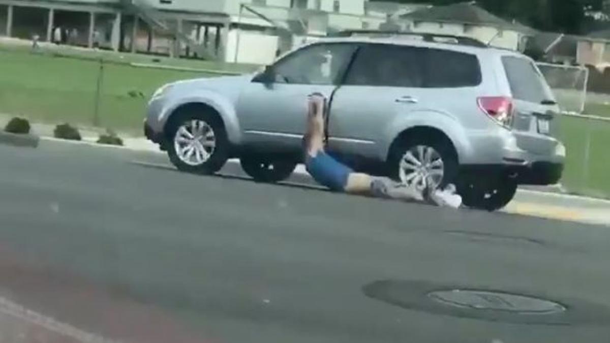 imagini socante pe o sosea un barbat pe jumatate gol tarat de un sofer pe langa masina ce