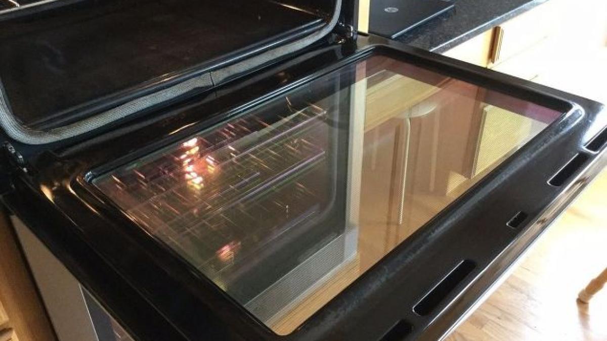 ingenios si util cum poti sa cureti geamul din interiorul aragazului te scuteste de foarte multa