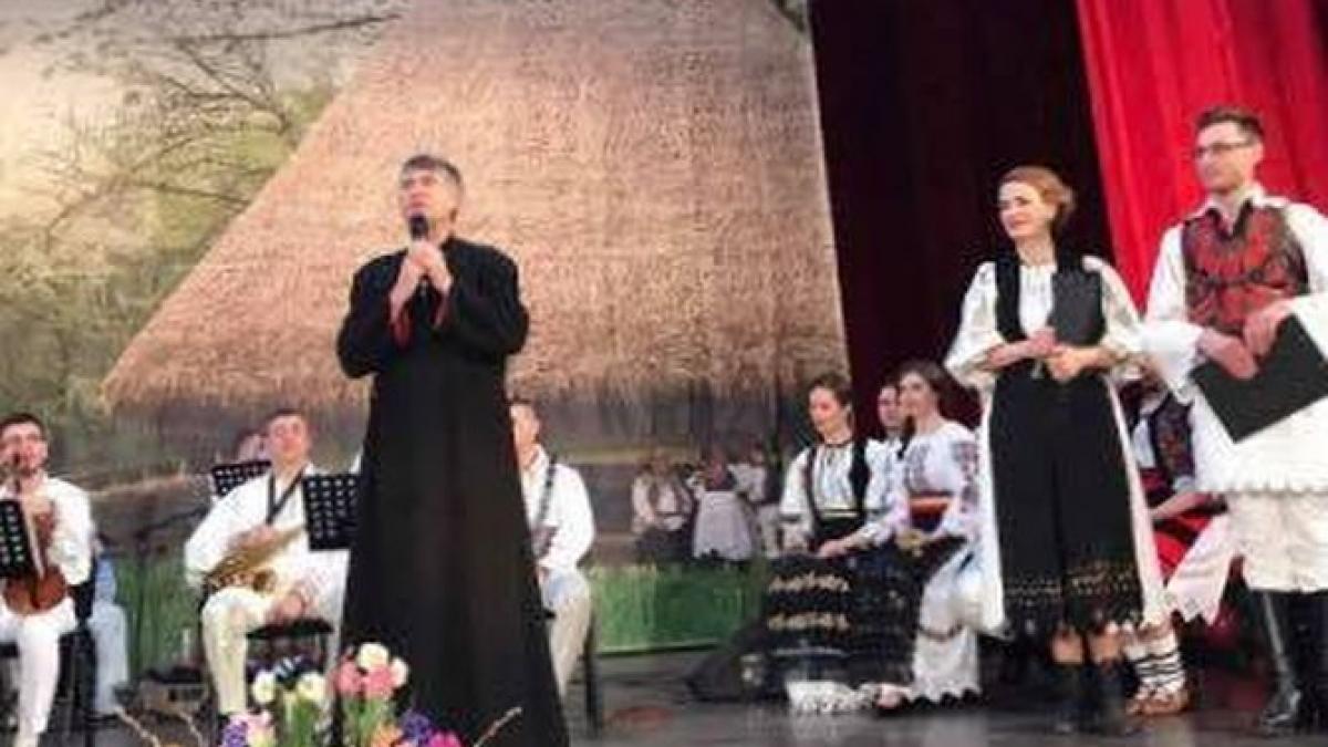 cristian pomohaci a urcat din nou pe scena glumele cu tenta sexuala au facut deliciul publicului