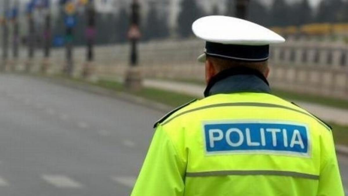 multi politisti au acest obicei ciudat de ce ating unul dintre farurile masinii atunci cand te trag