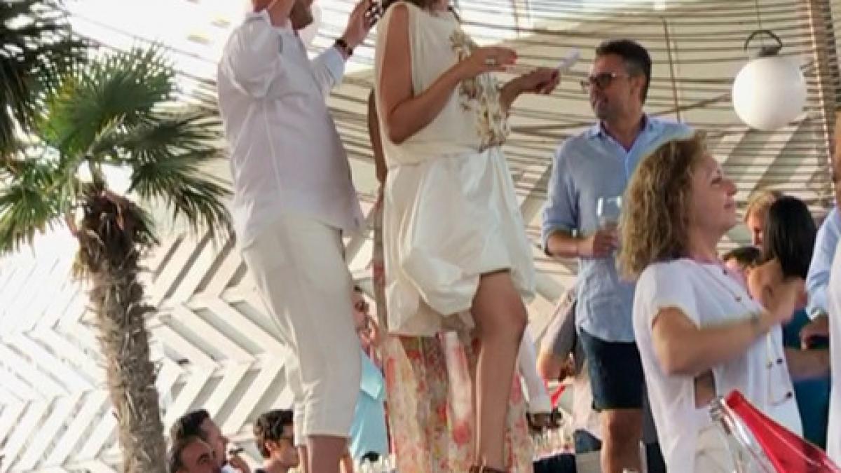 multimilionar roman surprins dansand pe mese la 62 de ani