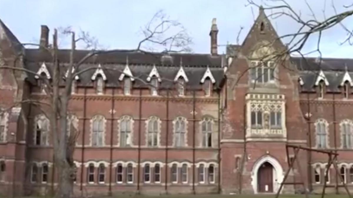 s au dus sa filmeze o scoala abandonata au dat drumul la camera cand au dat peste ceva cu totul