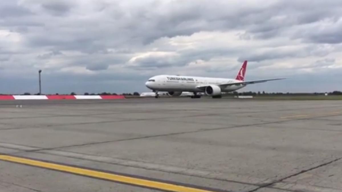 un avion a aterizat de urgenta pe aeroportul otopeni video