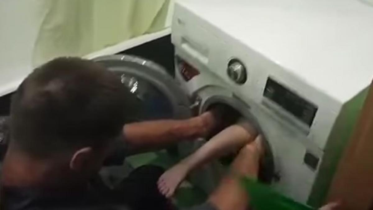 un copil a ramas blocat in masina de spalat cum a fost salvat video