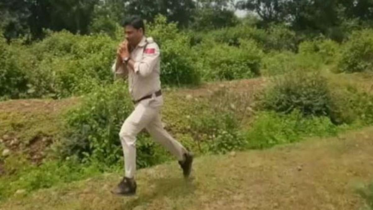 un politist din india a alergat un kilometru cu o bomba in spate pentru a salva viata a 400 de